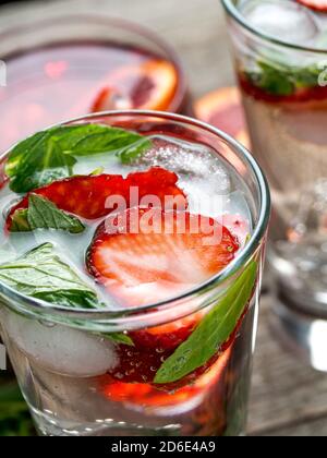 Cocktail alla fragola e alla menta preparati al momento su un tavolo di legno Foto Stock