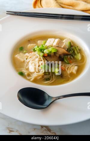 Ciotola di zuppa giapponese caricata di miso con noodles tofu juliened carote  e zucchine Foto stock - Alamy