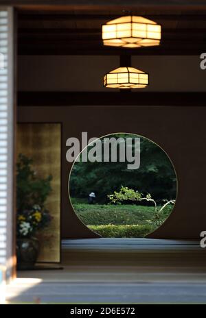 Kamakura. 9 Settembre 2020. Foto scattata il 9 settembre 2020 mostra una vista del tempio di Meigetsu-in a Kamakura, Giappone. Kamakura è una città della prefettura di Kanagawa, in Giappone. Circondato da montagne su tre lati e affacciato sul mare su un lato, Kamakura vanta un armonioso mix di bellezza naturale e cultura storica. Ora Kamakura è una popolare destinazione turistica in Giappone come città costiera con un alto numero di festival stagionali, così come antichi templi e santuari. Credit: Du Xiaoyi/Xinhua/Alamy Live News Foto Stock