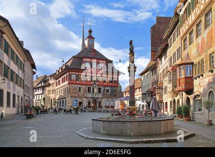 Piazza del municipio con il municipio, facciate dipinte e fontana nel centro storico, Stein am Rhein, Valle del Reno, Canton Schaffhausen, Svizzera Foto Stock