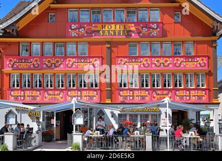 Hotel Säntis tradizionale con dipinti tipici su Landsgemeindplatz nel centro, Appenzell, Appenzeller Land, Canton Appenzell-Innerrhoden, Svizzera Foto Stock