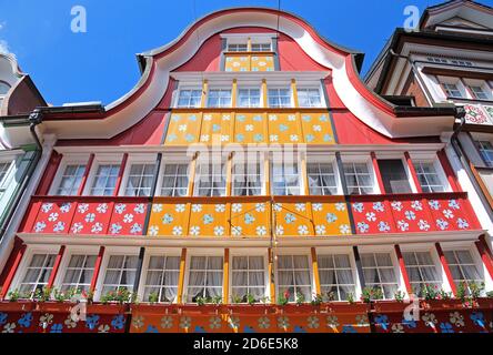 Tipica facciata della casa dipinta in modo luminoso a Hauptgasse, Appenzell, Appenzeller Land, Canton Appenzell-Innerrhoden, Svizzera Foto Stock