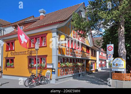 Casa tipica dipinta con colori luminosi Ristorante Sonne nel centro del villaggio, Appenzell, Appenzeller Land, Cantone di Appenzell-Innerrhoden, Svizzera Foto Stock
