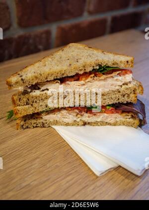 Pollo pancetta lattuga e pomodoro panino su tutto il grano pane di segale Foto Stock