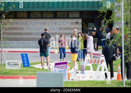 Austin, Texas, Stati Uniti. 16 Ott 2020. 16 ottobre 2020: Gli elettori si allineano fuori dal George Morales dove Springs Recreation Center. I sondaggi sono stati aperti alle 7 del mattino e centinaia di elettori continuano a votare nelle prime votazioni. Austin, Texas. Mario Cantu/CSM Credit: CAL Sport Media/Alamy Live News Foto Stock