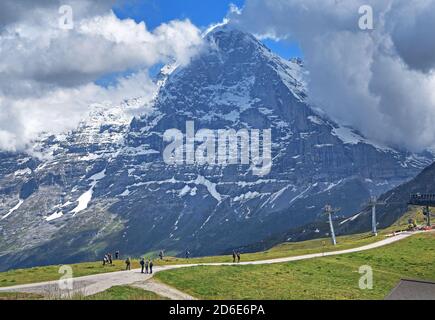 Sentiero escursionistico sulla Männlichen con la parete nord dell'Eiger dall'Eiger (3967 m), Wengen, Jungfrau, Oberland Bernese, Canton Berna, Patrimonio dell'Umanità dell'UNESCO, Svizzera Foto Stock