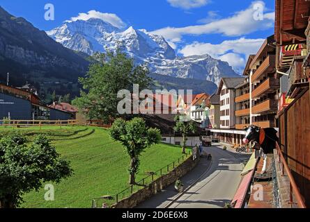 Dorfstrasse con il massiccio dello Jungfrau (4158 m), Wengen, regione dello Jungfrau, Oberland Bernese, Canton Berna, Patrimonio dell'Umanità dell'UNESCO, Svizzera Foto Stock