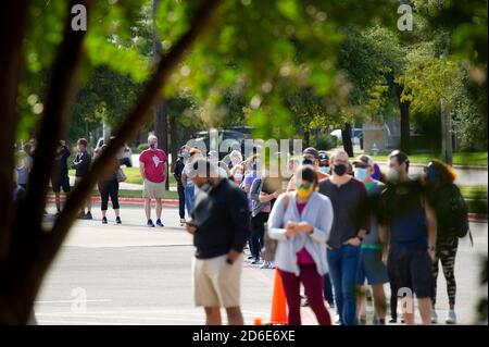 Austin, Texas, Stati Uniti. 16 Ott 2020. 16 ottobre 2020: Gli elettori si allineano al di fuori del Southpark Meadows Mega-Center, i Sondaggi sono stati aperti alle 7 del mattino e centinaia di elettori attendono in coda per esprimere il proprio voto durante le prime votazioni. Austin, Texas. Mario Cantu/CSM Credit: CAL Sport Media/Alamy Live News Foto Stock