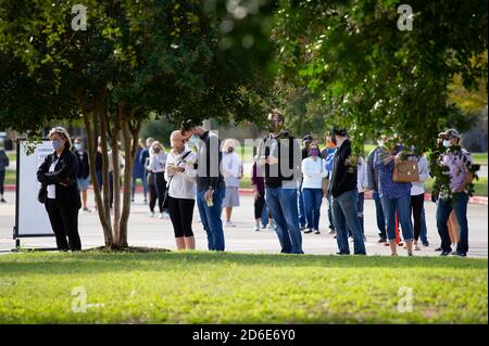 Austin, Texas, Stati Uniti. 16 Ott 2020. 16 ottobre 2020: Gli elettori si allineano al di fuori del Southpark Meadows Mega-Center, i Sondaggi sono stati aperti alle 7 del mattino e centinaia di elettori attendono in coda per esprimere il proprio voto durante le prime votazioni. Austin, Texas. Mario Cantu/CSM Credit: CAL Sport Media/Alamy Live News Foto Stock