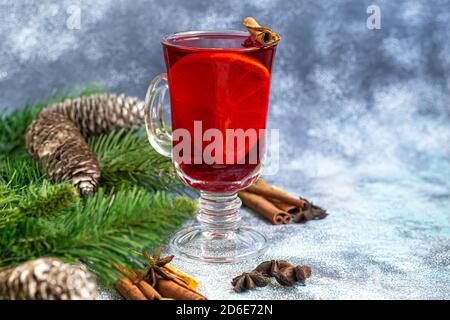 VIN brulé, una bevanda calda in una tazza con spezie. Giocattoli di Natale. Umore di Capodanno. Su uno sfondo chiaro. Spazio di copia. Foto Stock