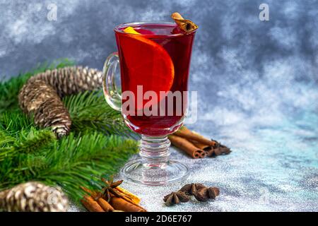 VIN brulé, una bevanda calda in una tazza con spezie. Giocattoli di Natale. Umore di Capodanno. Su uno sfondo chiaro. Spazio di copia. Foto Stock