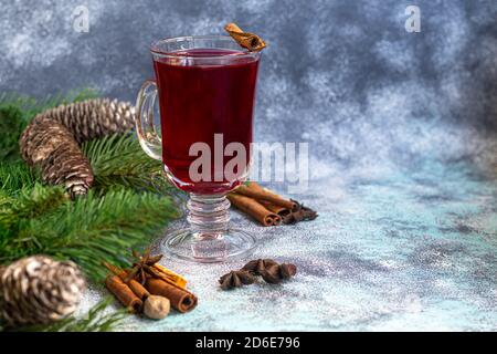 VIN brulé, una bevanda calda in una tazza con spezie. Giocattoli di Natale. Umore di Capodanno. Su uno sfondo chiaro. Spazio di copia. Foto Stock