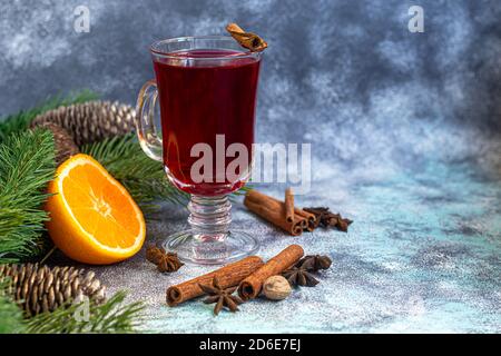 VIN brulé, una bevanda calda in una tazza con spezie. Giocattoli di Natale. Umore di Capodanno. Su uno sfondo chiaro. Spazio di copia. Foto Stock