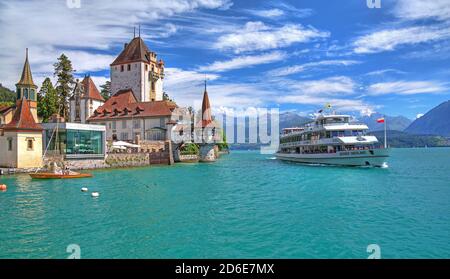 Oberhofen Castello sul lungolago con escursione in barca, Oberhofen, Lago di Thun, Oberland Bernese, Canton Berna, Svizzera Foto Stock