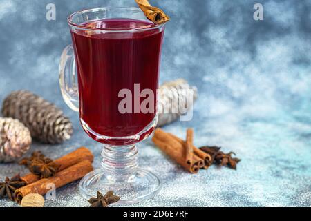 VIN brulé, una bevanda calda in una tazza con spezie. Giocattoli di Natale. Umore di Capodanno. Su uno sfondo chiaro. Spazio di copia. Foto Stock