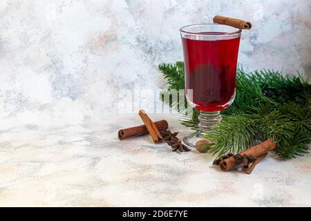 VIN brulé, una bevanda calda in una tazza con spezie. Giocattoli di Natale. Umore di Capodanno. Su uno sfondo chiaro. Spazio di copia. Foto Stock