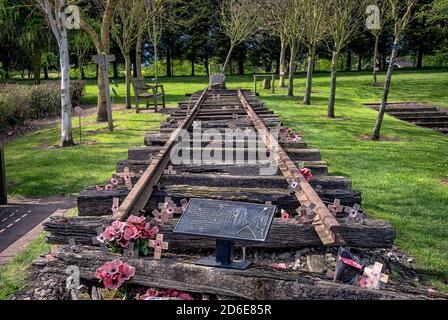 Una sezione della ferrovia della Birmania al National Arboretum Memorial, Regno Unito Foto Stock