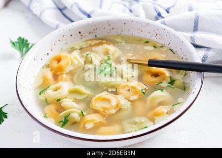 Tortellini in brodo, piatto tradizionale italiano. Pasta italiana. Foto Stock