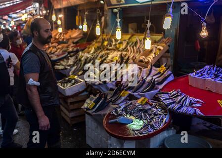 Kemeraltı storica strada sinagoga e mercato del pesce Izmir Turchia Foto Stock