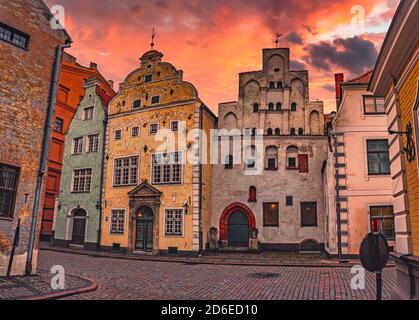 Gli edifici più antichi della città vecchia di riga, Lettonia. Tre case Fratelli. Architettura medievale di una città europea. Foto Stock