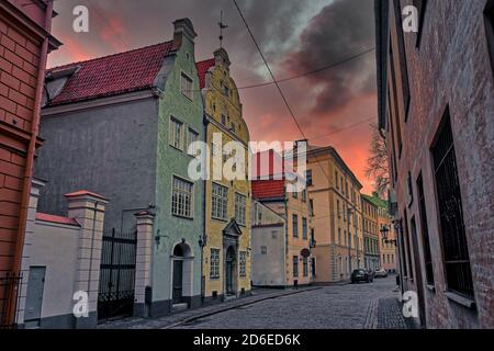 Gli edifici più antichi della città vecchia di riga, Lettonia. Tre case Fratelli. Architettura medievale di una città europea. Foto Stock