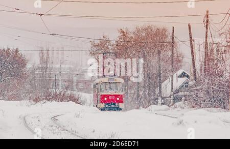 Il nostalgico tram rosso passa in inverno. Tram e tram in Russia in inverno con neve Foto Stock