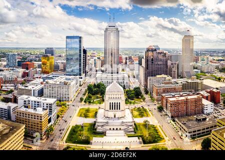 Indiana Statehouse e lo skyline di Indianapolis in un pomeriggio soleggiato. Foto Stock