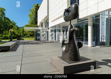 Scultura Femme di Joan Miro di fronte al Museo Frieder Burda, Lichtentaler Allee, Baden-Baden, Foresta Nera, Baden Württemberg, Germania Foto Stock