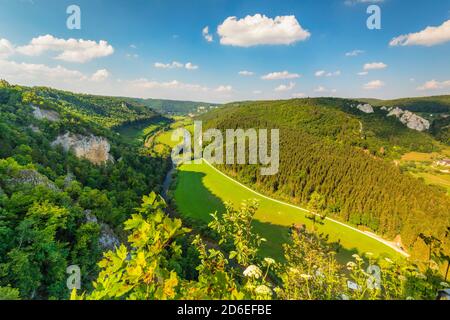 Vista dal Knopfmacherfelsen nella valle del Danubio al Monastero di Beuron, al Parco Naturale Obere Donau, all'Alb Svevo, Baden-Württemberg, Germania Foto Stock