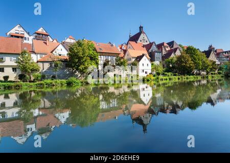 Vista su Enz fino alla città vecchia con il municipio, Besigheim, Baden-Wuerttemberg, Germania Foto Stock