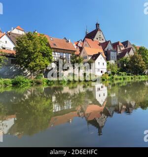 Vista su Enz fino alla città vecchia con il municipio, Besigheim, Baden-Wuerttemberg, Germania Foto Stock