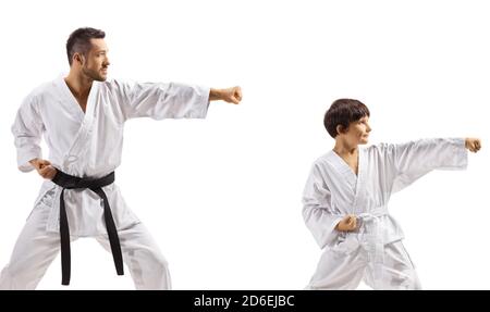 Ragazzo che pratica il karate con istruttore isolato su sfondo bianco Foto Stock