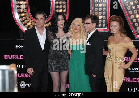 Peter Gallagher, Cher, Christina Aguilera, Steve Antin e Julianne Hough arrivano A LA prima di 'Burlesque' al Grauman's Chinese Theatre, Hollyw Foto Stock