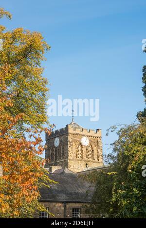 L'orologio o il campanile di Hexham Abbey in autunno. Northumberland, Inghilterra, Regno Unito Foto Stock