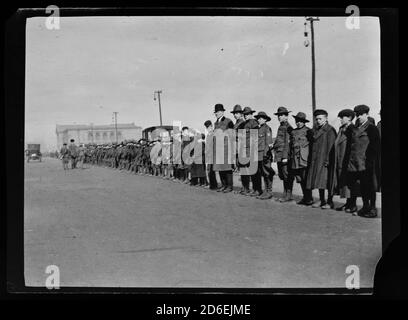 Boy Scouts in piedi lungo Michigan Avenue vicino all'Art Institute, Chicago, Illinois, 1911. Foto Stock