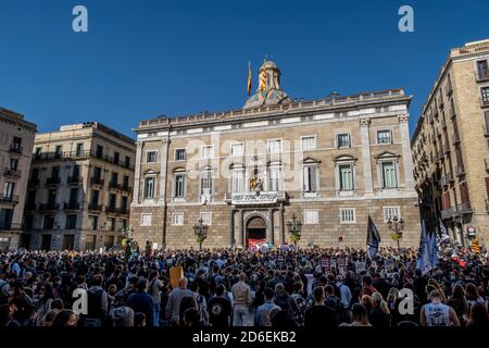 Barcellona, Spagna. 16 Ott 2020. Folla di manifestanti alle porte del Palau de la Generalitat di Catalogna durante la manifestazione.centinaia di lavoratori nel settore bar e ristorante hanno dimostrato di fronte al Palau de la Generalitat di Catalunya contro il decreto che costringe gli stabilimenti del settore a rimanere chiusi Per 15 giorni a causa dell'aumento dei casi di Covid-19. Credit: SOPA Images Limited/Alamy Live News Foto Stock