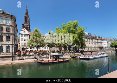 Barche per escursioni sull'Ill di fronte al Palais Rohan, dietro di esso la Cattedrale di Strasburgo, Strasburgo, Alsazia, Francia Foto Stock