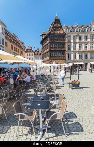 Caffè di strada su Place de la Cathedrale con Maison Kammerzell, Strasburgo, Alsazia, Francia Foto Stock