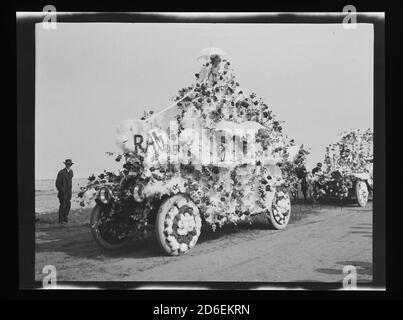 Automobili decorate per la sfilata del Memorial Day, Chicago, Illinois, maggio 1911. Foto Stock