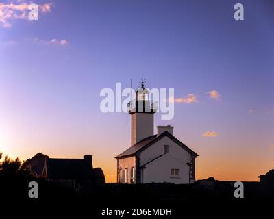 Faro Phare de Pontusval in Bretagna al tramonto Foto Stock