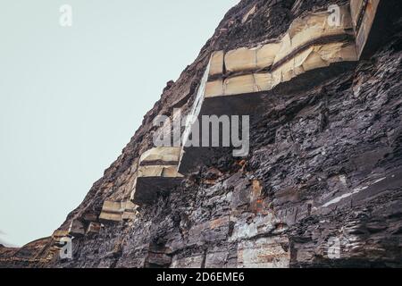 Roccia stratificata della scogliera di jurassic in Kimmeridge Bay, Devon, rocce preistoriche contenenti calcare dolomitico e fossili si verificano comunemente in tutto il Foto Stock