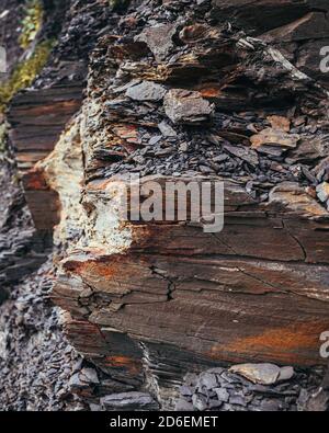 Roccia stratificata della scogliera di jurassic in Kimmeridge Bay, Devon, rocce preistoriche contenenti calcare dolomitico e fossili si verificano comunemente in tutto il Foto Stock