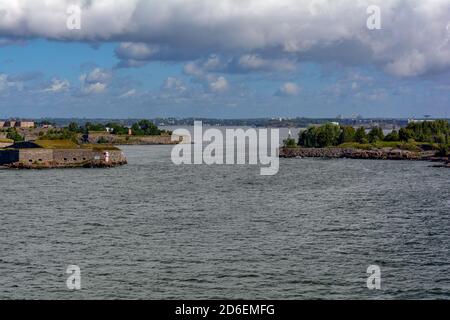 Vista dal traghetto da crociera in direzione di Helsinki e in avvicinamento al Suomenlinna Foto Stock