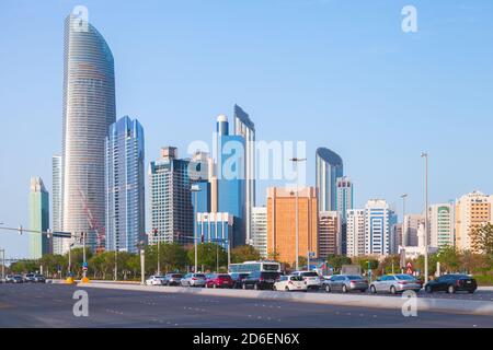 Abu Dhabi, Emirati Arabi Uniti - 9 aprile 2019: Grattacieli del centro di Abu Dhabi Foto Stock