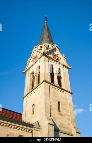 Germania, Baden-Wuerttemberg, Walddorfhäslach, Chiesa evangelica di Häslach, chiesa a due navate in stile neo-romanico, costruita nel 1899/1900 secondo i progetti del costruttore della chiesa Heinrich Dolmetsch, Stoccarda. Foto Stock