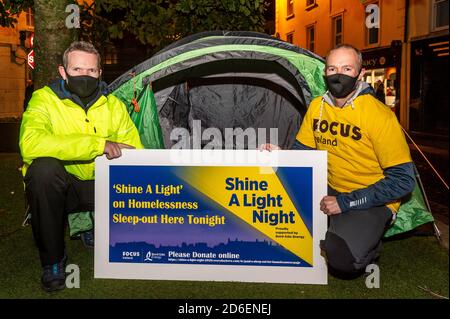 Clonakilty, West Cork, Irlanda. 16 ottobre 2020. L'annuale Focus Ireland "Shine A Light” dorme in aiuto dei senzatetto si svolge praticamente quest'anno. Cll. Paul Hayes e suo fratello Kevin stanno trascorrendo la notte in una tenda in Piazza Astna, Clonakilty. Paul e suo fratello dormiranno fino alle 7 del sabato mattina e spereranno di avere un secchio pieno di donazioni. Credit: AG News/Alamy Live News Foto Stock