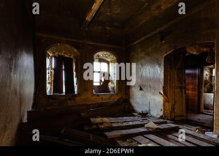 Interno di vecchia dimora storica dopo il fuoco Foto Stock