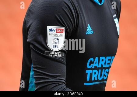 Tomas Holy (1) della città di Ipswich che mostra la scommessa del cielo Badge League One e badge anti-razzismo su di lui camicia non oggi o in qualsiasi giorno Foto Stock