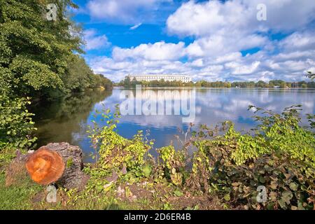 Vista sul lago di Reich Kongresshalle (sala congressi) su un ex partito nazista rally terreni a Norimberga, regione bavarese della Germania Foto Stock