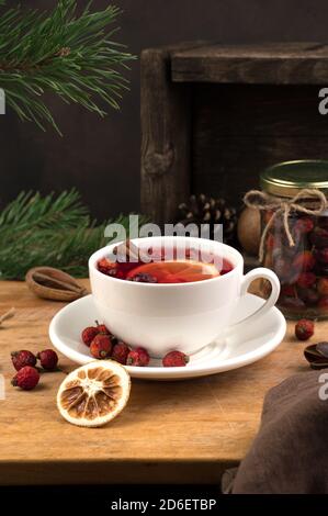 Bevanda di Natale con cannella e limone su sfondo ligneo. Foto Stock
